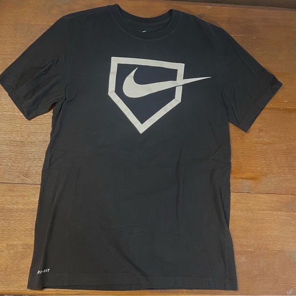 Nike Swoosh Men's Sportwear Dri-Fit Black Logo Tee - Picture 2 of 4